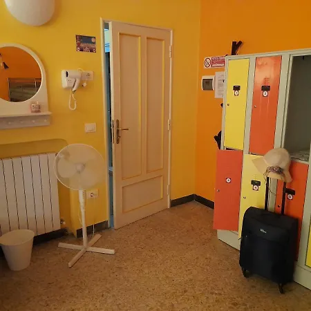 Hostel Train Station Πίζα